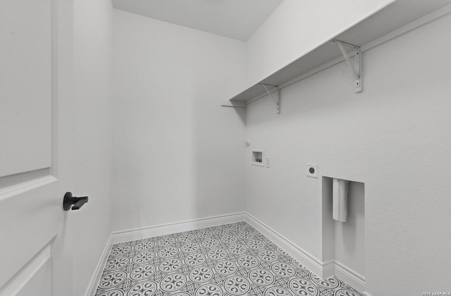 Spacious, unfurnished interior of a new home in Bison Ridge, San Antonio (Image 15).