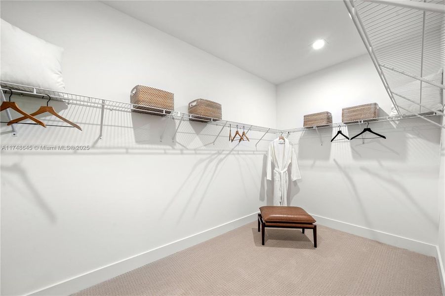 Spacious, unfurnished interior of a new home in , Fort Myers (Image 8).