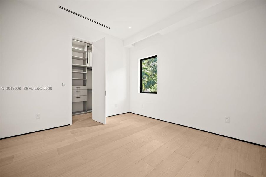 Spacious, unfurnished interior of a new home in , Miami (Image 16).