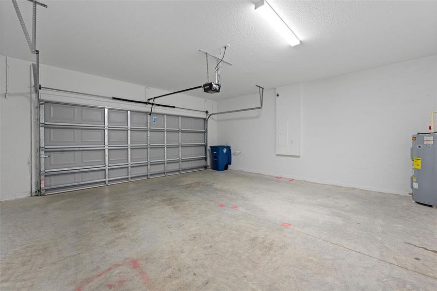 Spacious, unfurnished interior of a new home in , Weeki Wachee (Image 44).