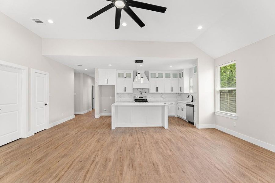 Spacious, unfurnished interior of a new home in , Dallas (Image 23).