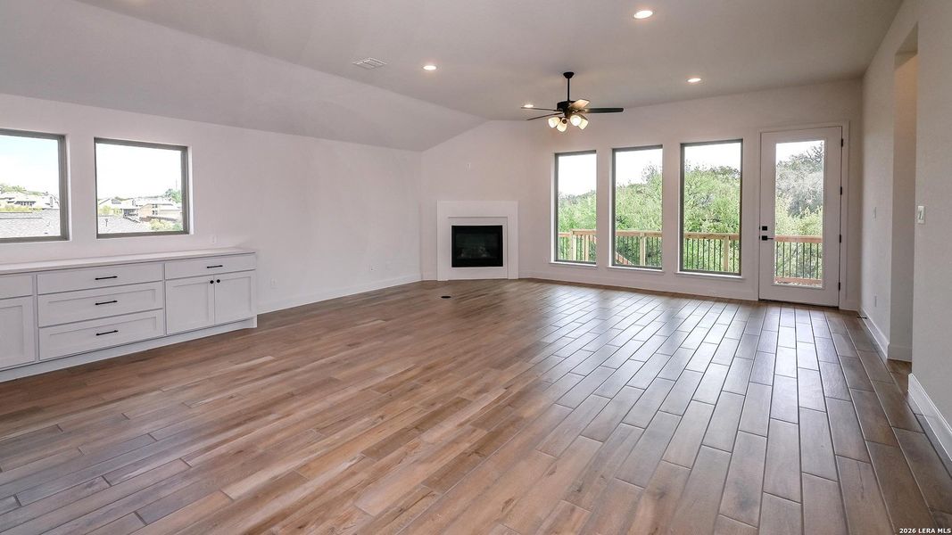 Spacious, unfurnished interior of a new home in Johnson Ranch, Bulverde (Image 12).