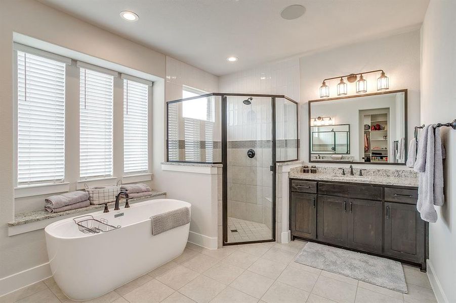 Furnished interior view inside a new home in , Waxahachie (Image 32).