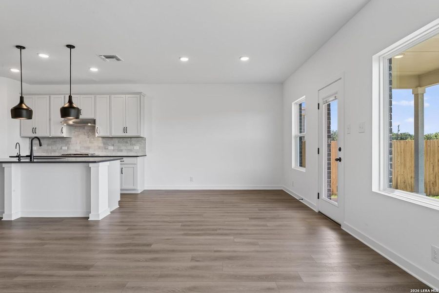 Spacious, unfurnished interior of a new home in Nopal Valley, San Antonio (Image 21).