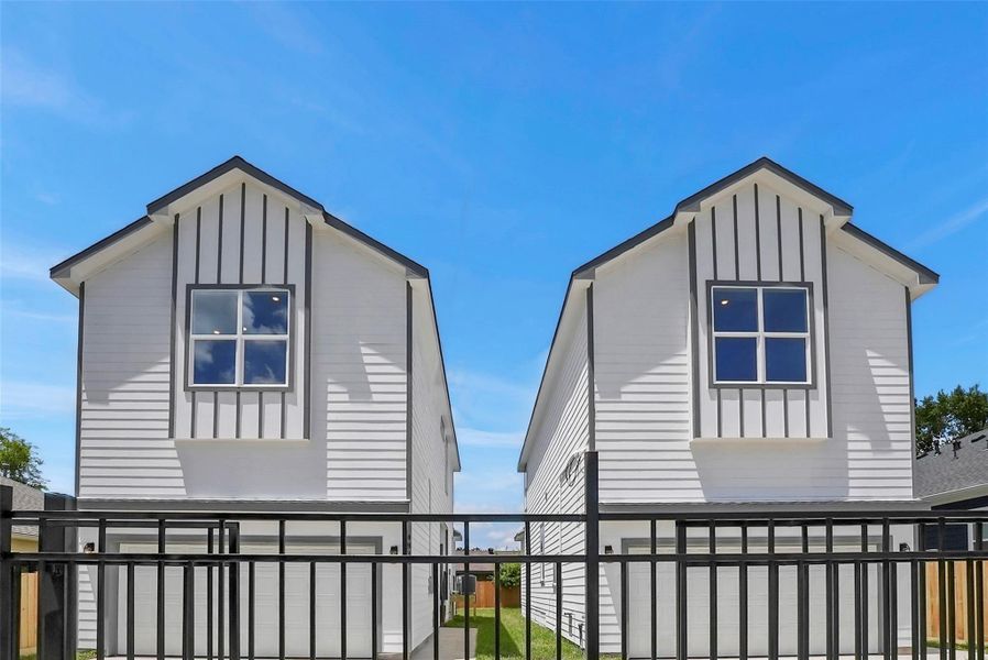 4833 & 4835 Paula 4833 & 4835 Paula