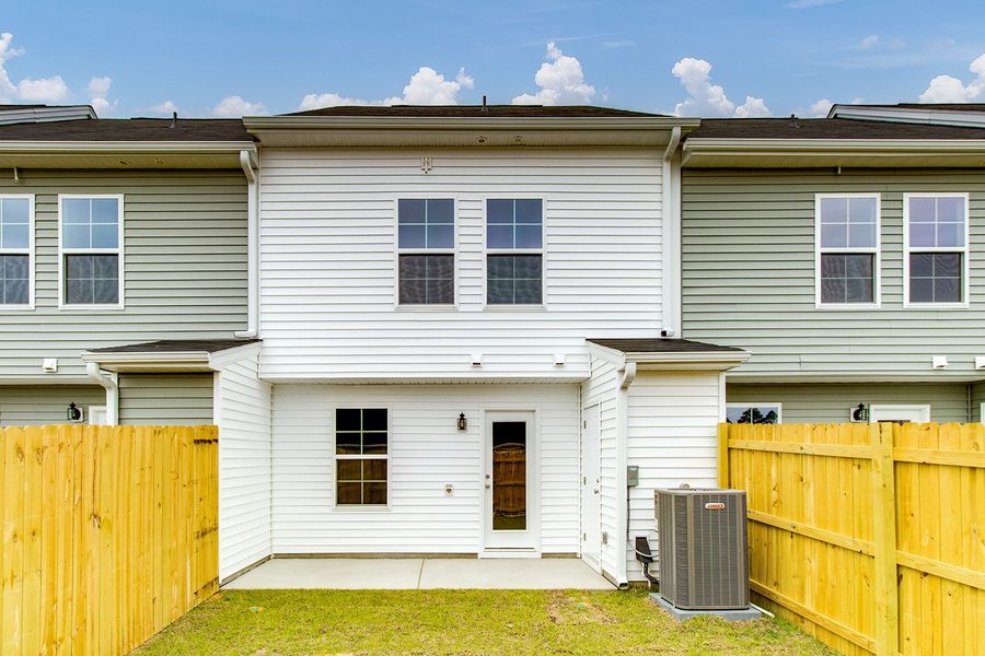 Exterior details and patio area of a home in Astoria, Columbia (Image 18).