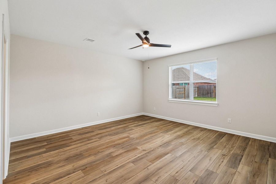 Spacious, unfurnished interior of a new home in Lago Mar, Texas City (Image 15).