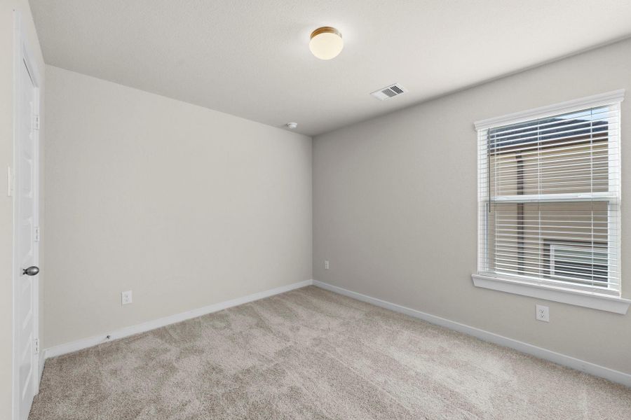 Spacious, unfurnished interior of a new home in Barton Creek Ranch, Conroe (Image 29).
