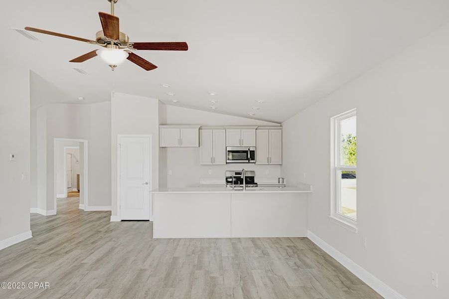 Spacious, unfurnished interior of a new home in East Bay, Panama City (Image 10).