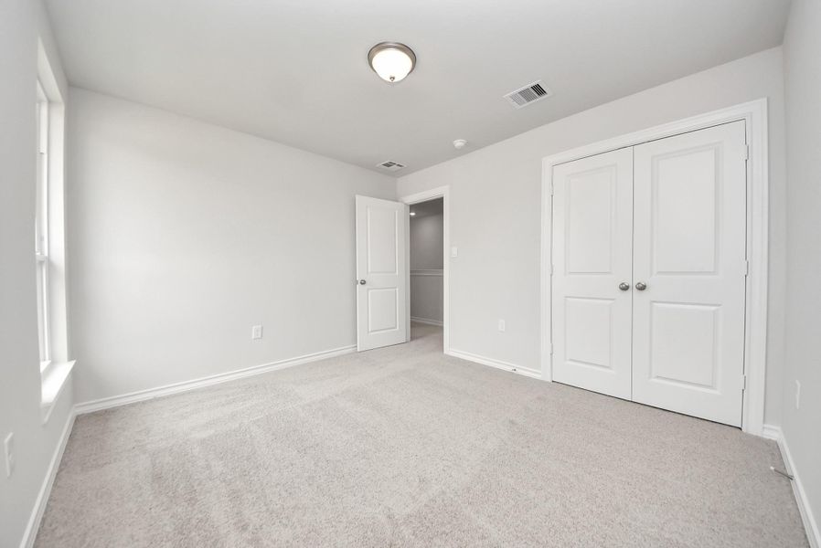Spacious, unfurnished interior of a new home in The Enclave at Spring Branch, Conroe (Image 35).