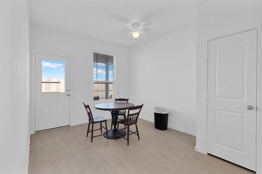 Breakfast knook with view of covered pation