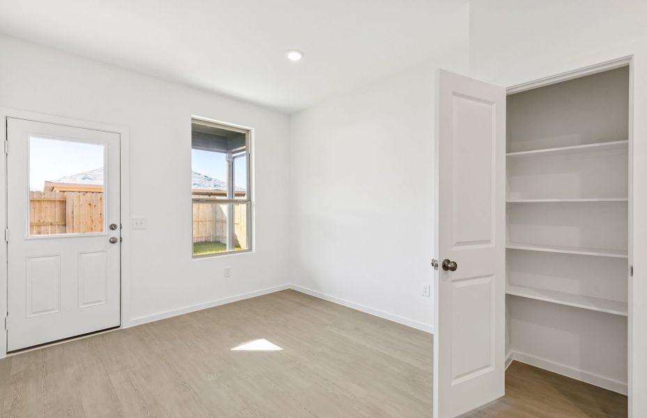 Spacious, unfurnished interior of a new home in Mavera, Conroe (Image 23).