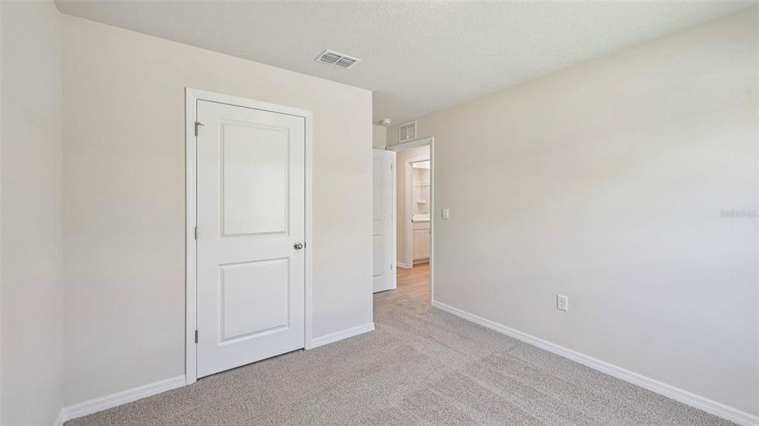 Spacious, unfurnished interior of a new home in Oakfield Lakes, Palmetto (Image 26).