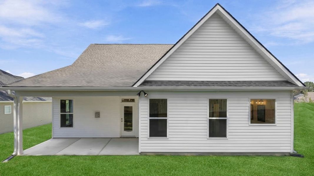 Exterior details and patio area of a home in Blue Ridge Trail, Fountain Inn (Image 22).