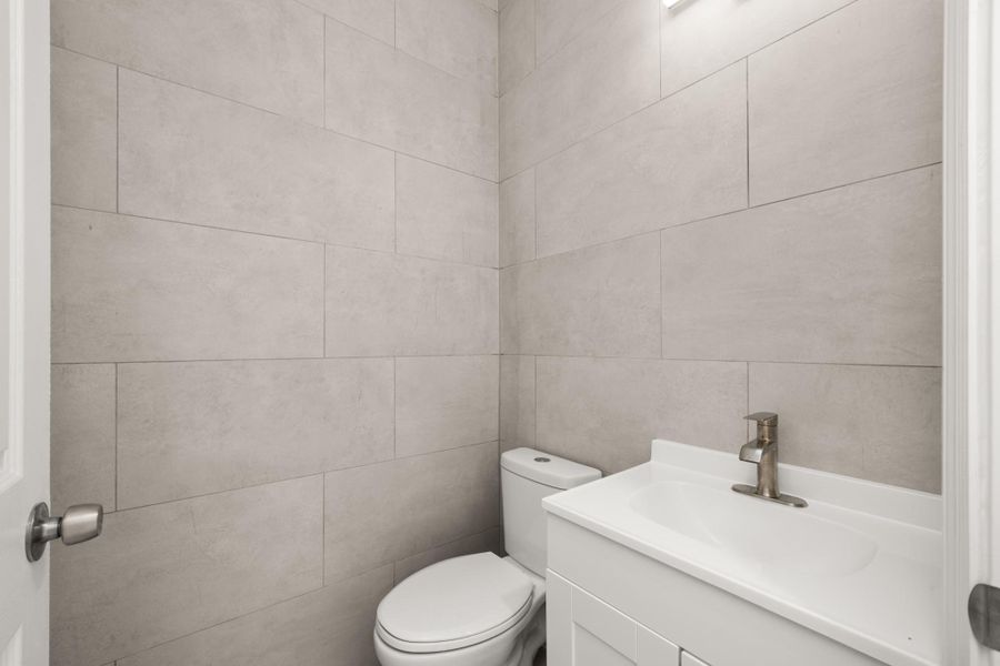 Furnished interior view inside a new home in , Lake Placid (Image 7).