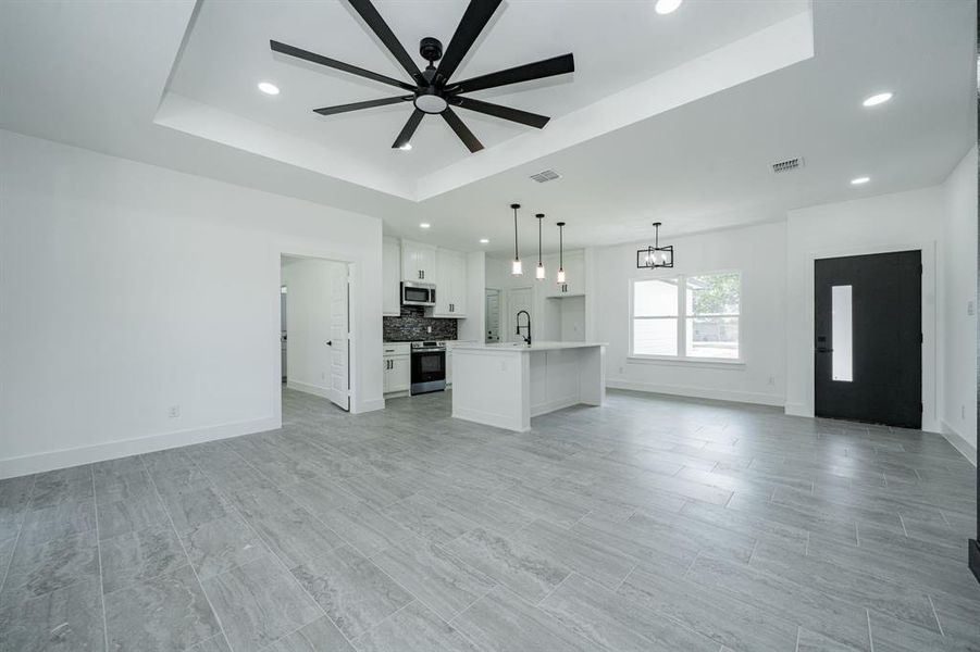 Spacious, unfurnished interior of a new home in , Malakoff (Image 18).