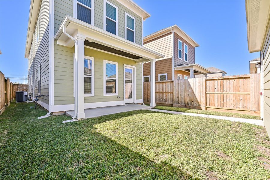 Exterior details and patio area of a home in Pearland Old Townsite, Pearland (Image 24).