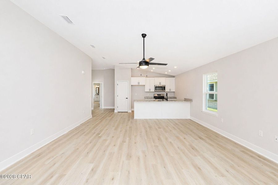 Spacious, unfurnished interior of a new home in East Bay, Panama City (Image 10).