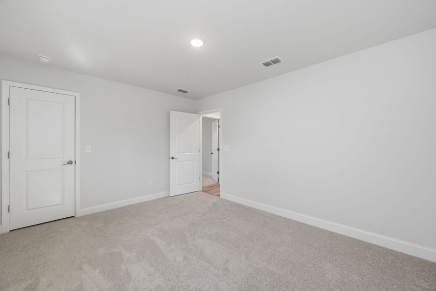 Spacious, unfurnished interior of a new home in Carriage Estates, Lexington (Image 27).