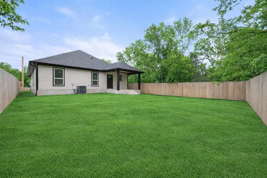 Exterior details and patio area of a home in , Corsicana (Image 3).