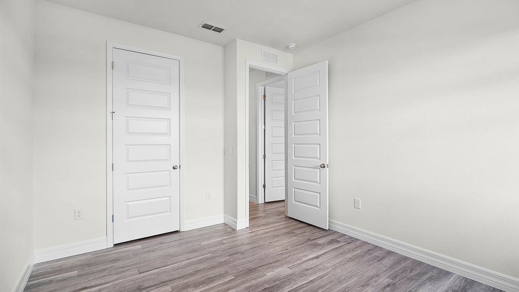 Spacious, unfurnished interior of a new home in Harmony on Lake Eloise, Winter Haven (Image 28).