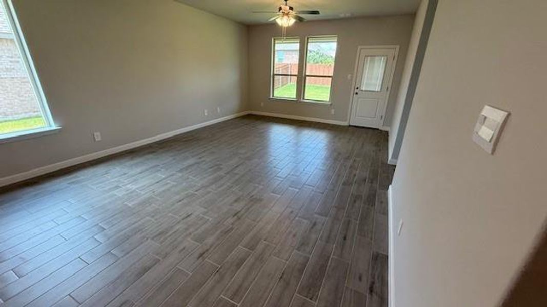 Spacious, unfurnished interior of a new home in Saratoga, Granbury (Image 9).