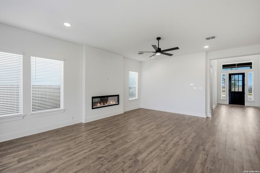 Spacious, unfurnished interior of a new home in Prominence Urban, San Antonio (Image 31).