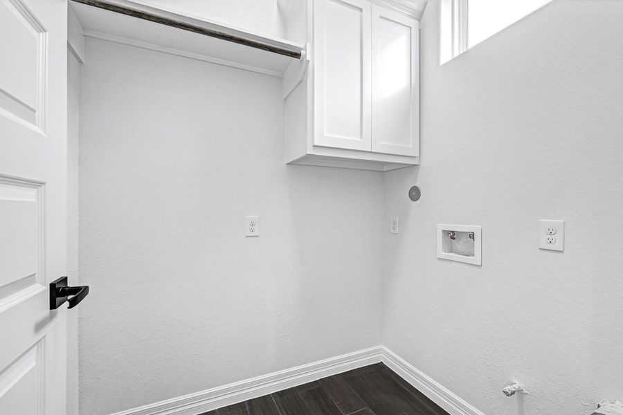 Spacious, unfurnished interior of a new home in , Anahuac (Image 12).