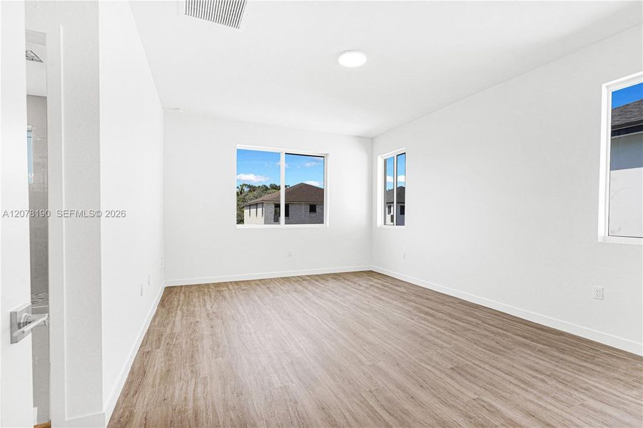Spacious, unfurnished interior of a new home in , Miami (Image 112).
