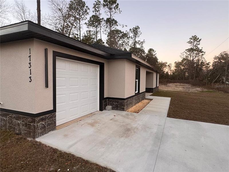 Exterior details and patio area of a home in , Dunnellon (Image 13).