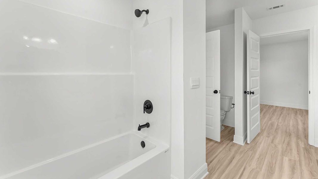 Spacious, unfurnished interior of a new home in Sanctuary Beach, Panama City Beach (Image 30).