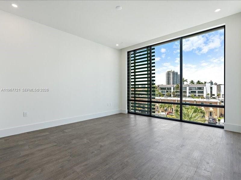 Spacious, unfurnished interior of a new home in Koya Bay, North Miami Beach (Image 20).
