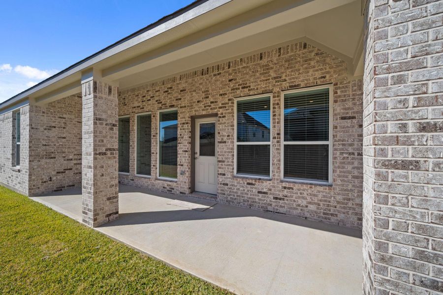Exterior details and patio area of a home in Barton Creek Ranch, Conroe (Image 17).