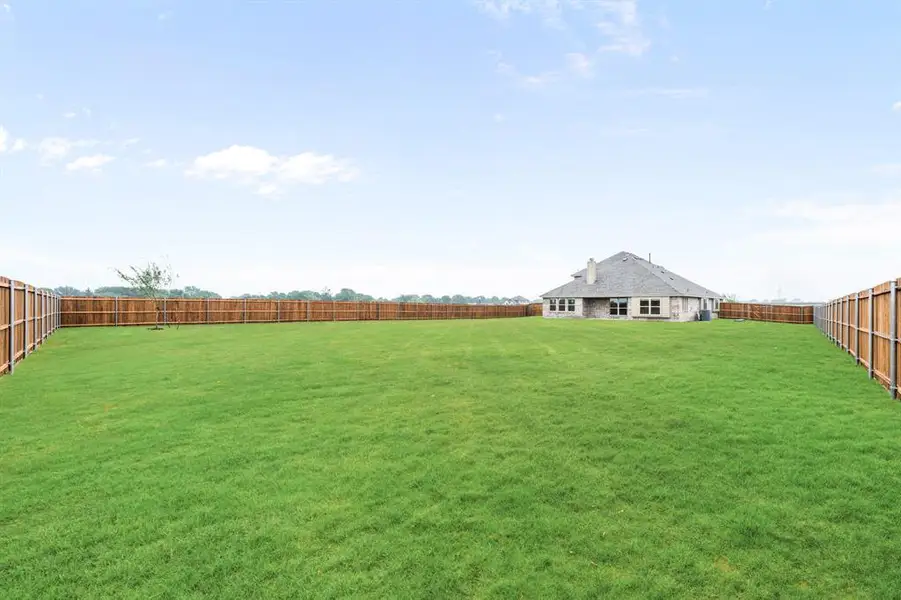 Exterior details and patio area of a home in Glenbrook, Red Oak (Image 26).