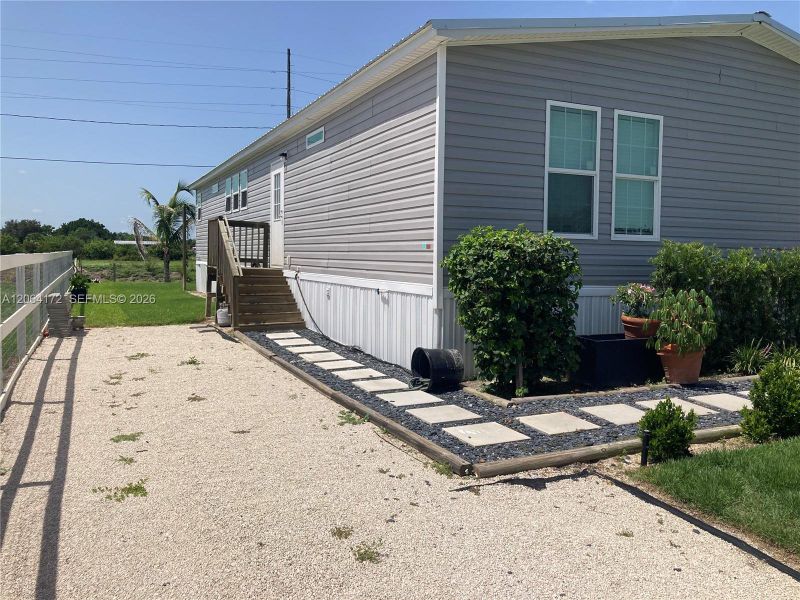 Exterior details and patio area of a home in , Clewiston (Image 22).