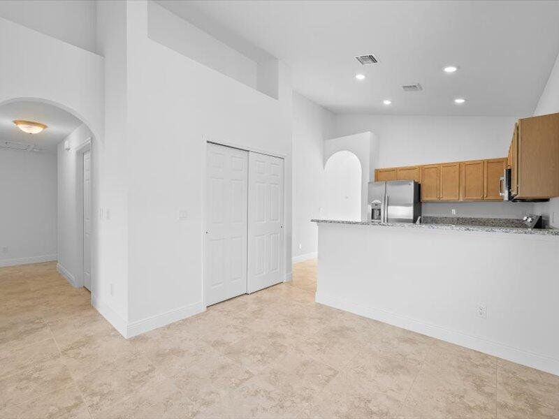 Spacious, unfurnished interior of a new home in , Fort Pierce (Image 21).