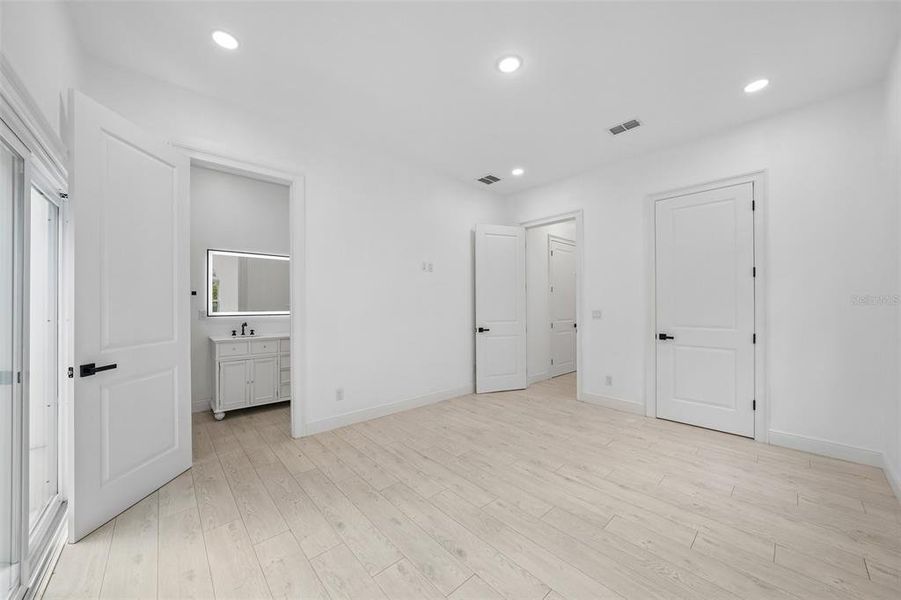 Spacious, unfurnished interior of a new home in , Tampa (Image 27).