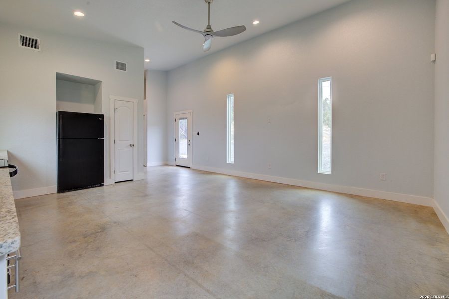 Spacious, unfurnished interior of a new home in , Canyon Lake (Image 10).