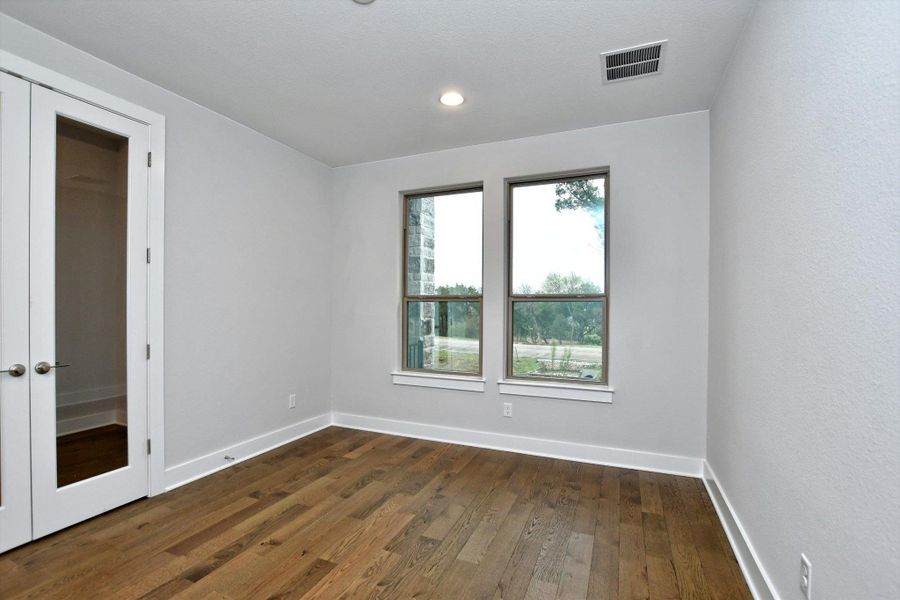 Spacious, unfurnished interior of a new home in The Hollows on Lake Travis, Leander (Image 25).