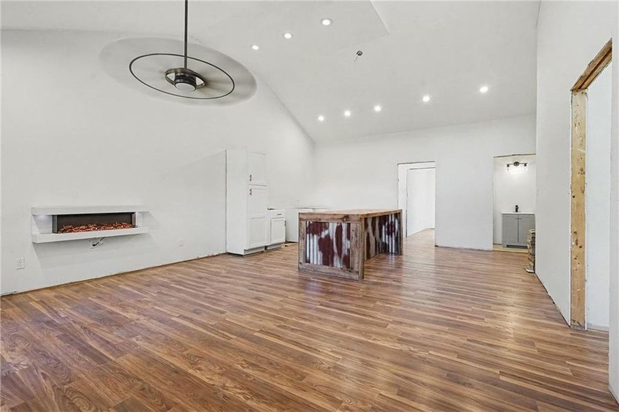 Spacious, unfurnished interior of a new home in , Canon (Image 10).