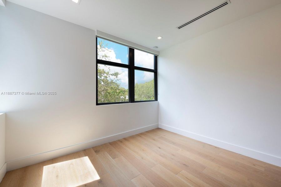 Spacious, unfurnished interior of a new home in , Pinecrest (Image 19).