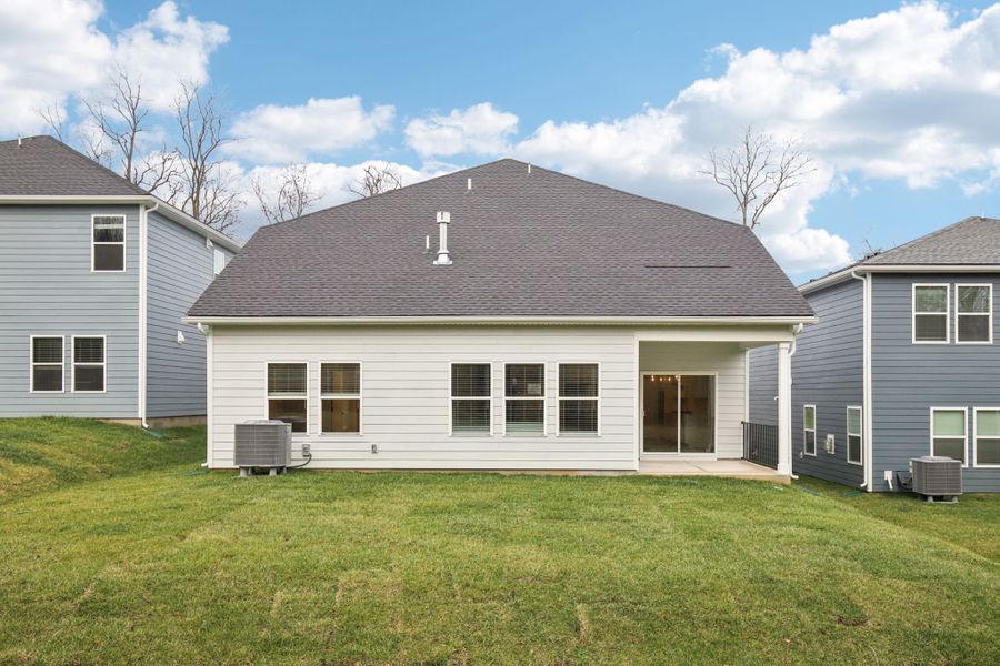 Exterior details and patio area of a home in Mission Hills, La Vergne (Image 3).