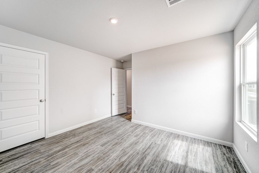 Spacious, unfurnished interior of a new home in Santa Fe, Cleveland (Image 12).