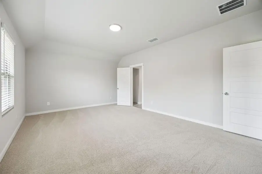 Spacious, unfurnished interior of a new home in Southridge, McKinney (Image 21).