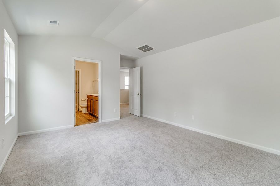 Spacious, unfurnished interior of a new home in Bluefield, Lexington (Image 21).
