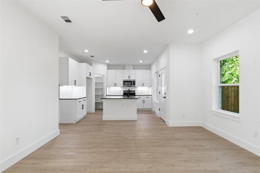 Spacious, unfurnished interior of a new home in , Grand Prairie (Image 24).