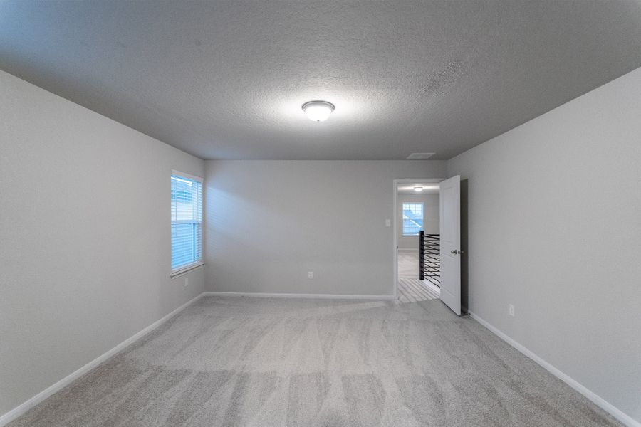 Spacious, unfurnished interior of a new home in Hennersby Hollow, San Antonio (Image 16).