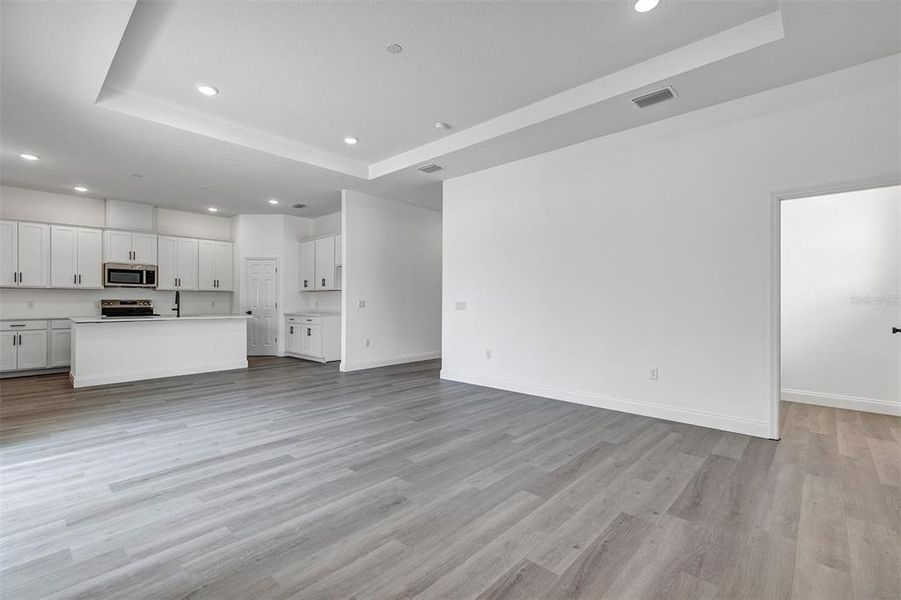 Spacious, unfurnished interior of a new home in , Deland (Image 16).