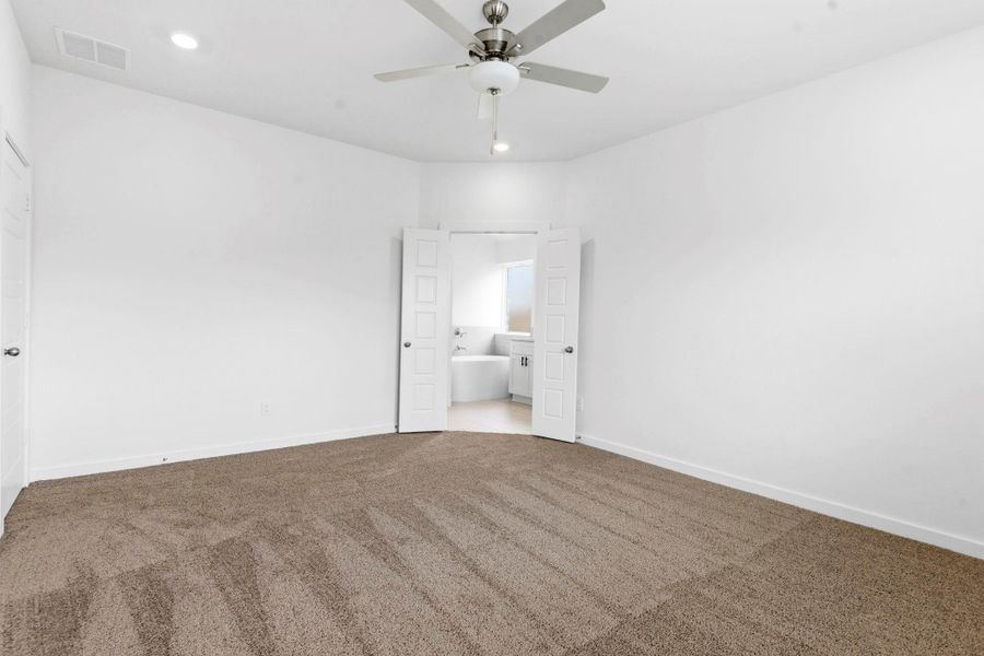 Spacious, unfurnished interior of a new home in Creekhaven, Iowa Colony (Image 24). Spacious, unfurnished interior of a new home in Creekhaven, Iowa Colony (Image 24).