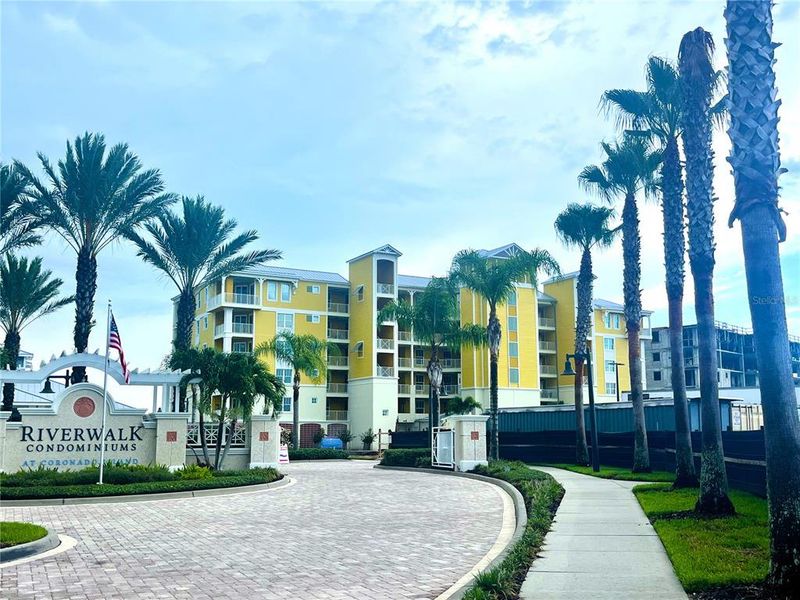 Condo located in New Smyrna Beach, FL showcasing its design and architecture (Image 4).